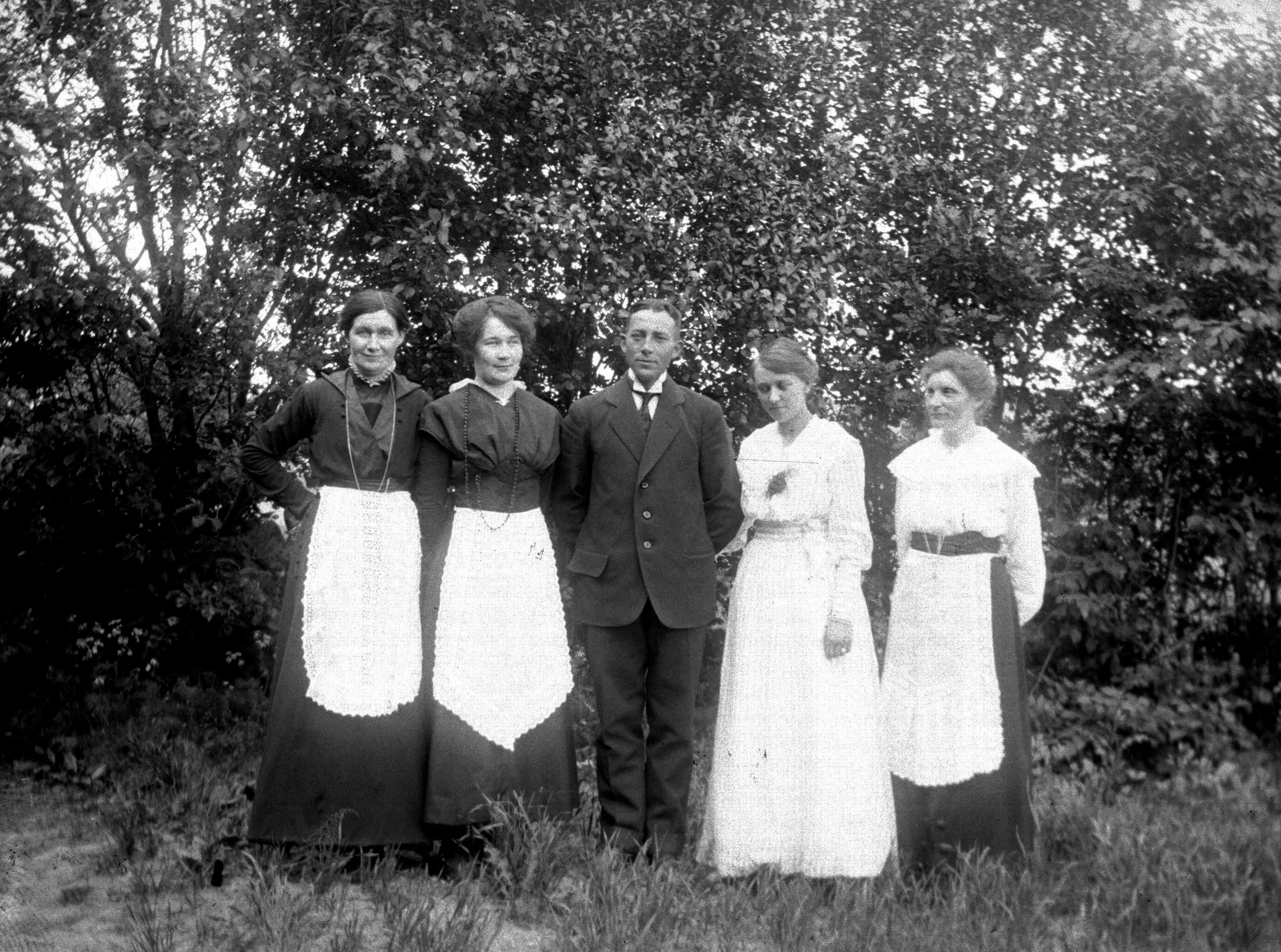 Bröllop till Annie Augustsdotter och Jacob Johansson, Lilla Askerön 1917